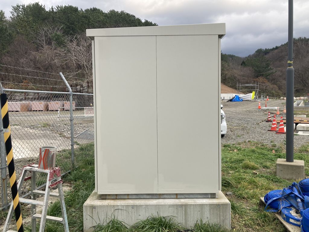 深浦町・サーモンファームの補修工事。屋外の設備ボックスを塗装で補修した様子