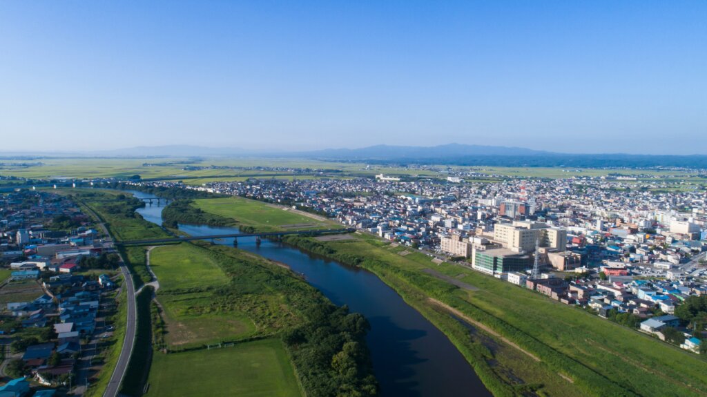 川と市街地の風景
